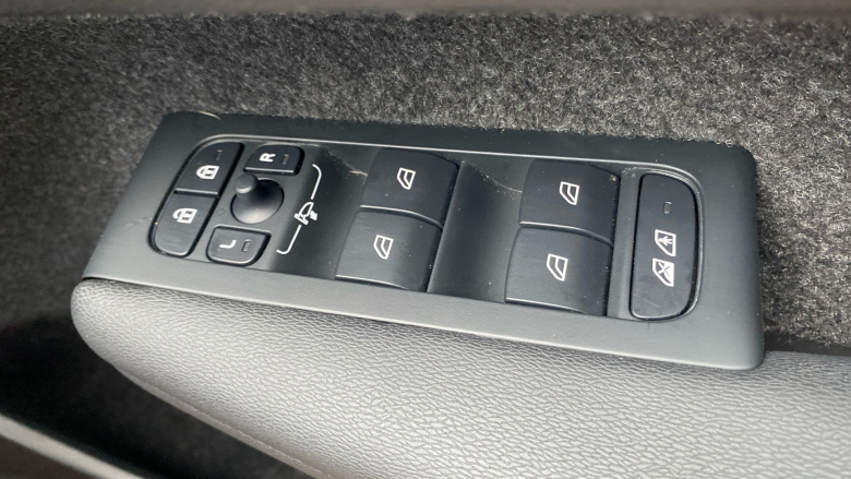 Volvo XC40 2.0 B4P Ultra Dark 5dr Auto Petrol Estate